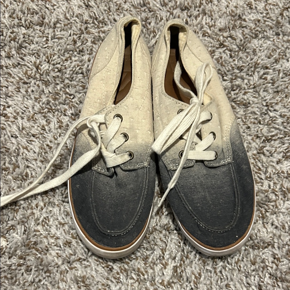 Reef Two-Tone Canvas Lace-Up Shoes in Cream and Black